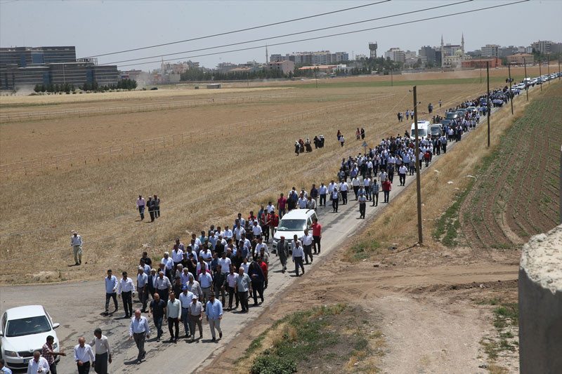 Bakanlar zor saf durdu cenazede mahşeri kalabalık - Resim: 3