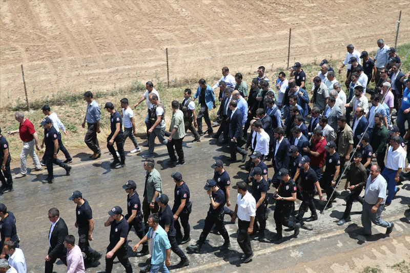 Bakanlar zor saf durdu cenazede mahşeri kalabalık - Resim: 4