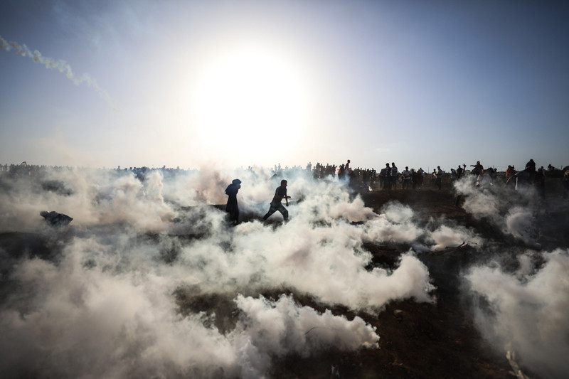 İsrail askerleri Türk bayrağı sallayan Filistinli genci vurdu  - Resim: 1