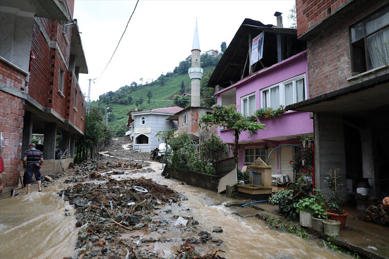Rize de sele teslim! Yolar kapandı hamile kadın böyle kurtarıldı - Resim: 1