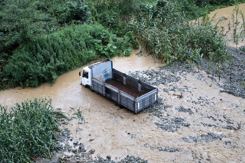 Rize de sele teslim! Yolar kapandı hamile kadın böyle kurtarıldı - Resim: 2