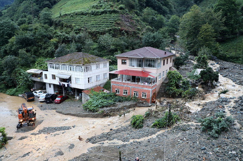 Rize de sele teslim! Yolar kapandı hamile kadın böyle kurtarıldı - Resim: 4