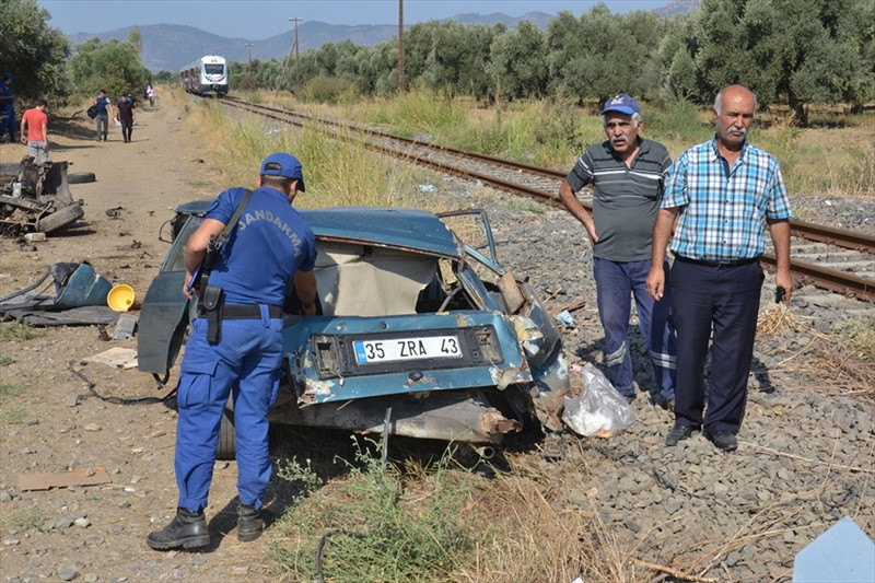 İzmir'de feci kaza! Otomobil ikiye bölündü - Resim: 1