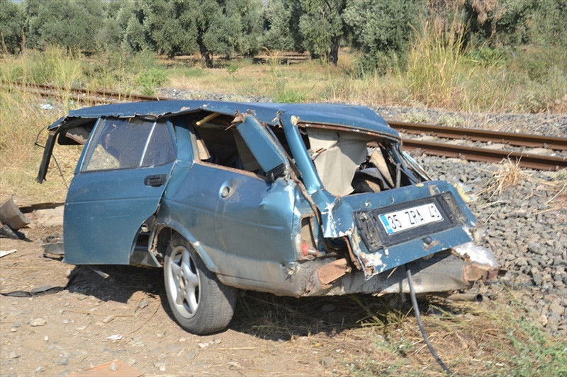 İzmir'de feci kaza! Otomobil ikiye bölündü - Resim: 2