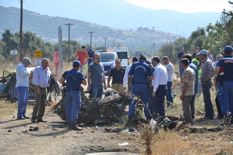 İzmir'de feci kaza! Otomobil ikiye bölündü - Resim: 3