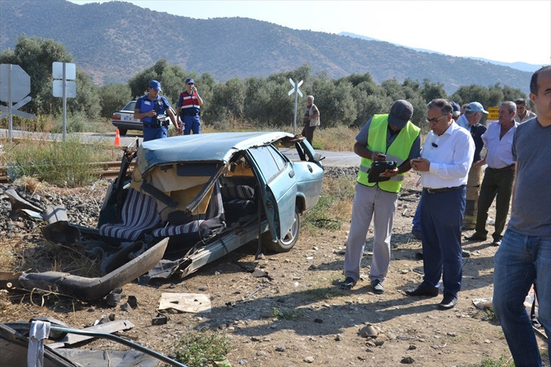 İzmir'de feci kaza! Otomobil ikiye bölündü - Resim: 4