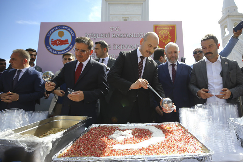 Süleyman Soylu Hacı Bayram-ı Veli'de aşure dağıttı - Resim: 2