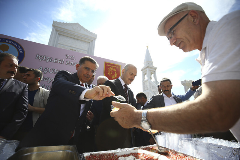 Süleyman Soylu Hacı Bayram-ı Veli'de aşure dağıttı - Resim: 3