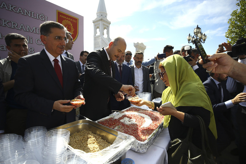 Süleyman Soylu Hacı Bayram-ı Veli'de aşure dağıttı - Resim: 4