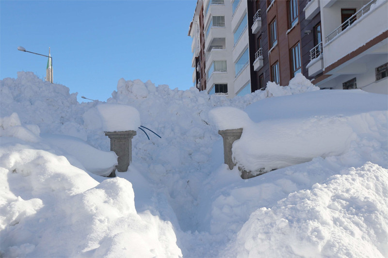 Bitlis'te evler arabalar kara gömüldü - Resim: 4