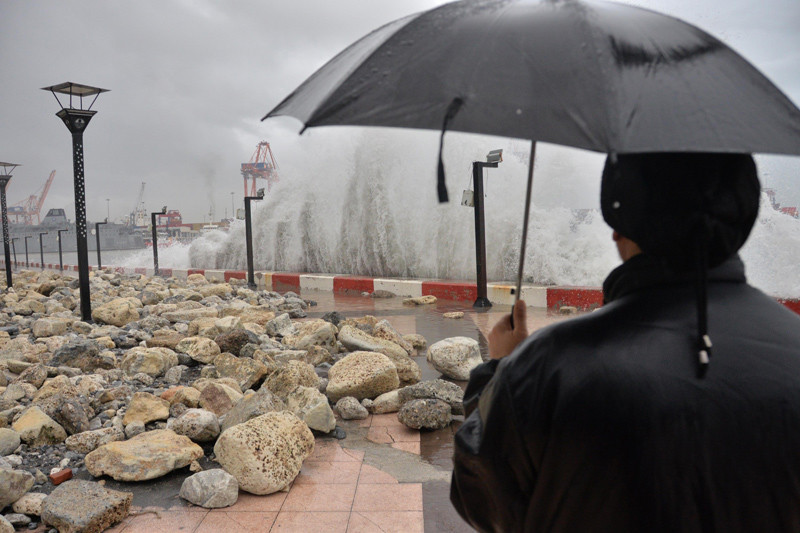 Mersin'de dev dalgalar kayaları sahile taşıdı - Resim: 1