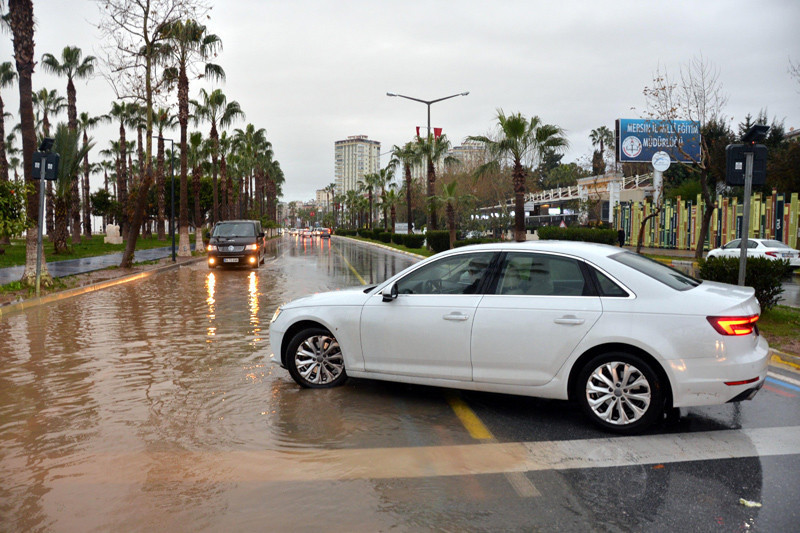 Mersin'de dev dalgalar kayaları sahile taşıdı - Resim: 3