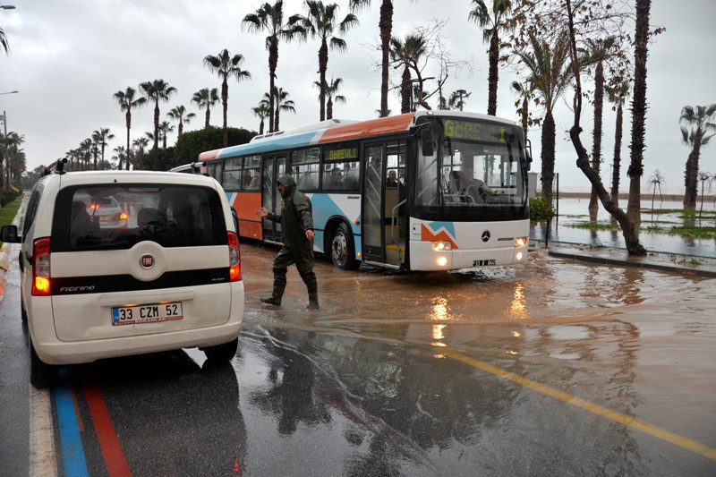 Mersin'de dev dalgalar kayaları sahile taşıdı - Resim: 4