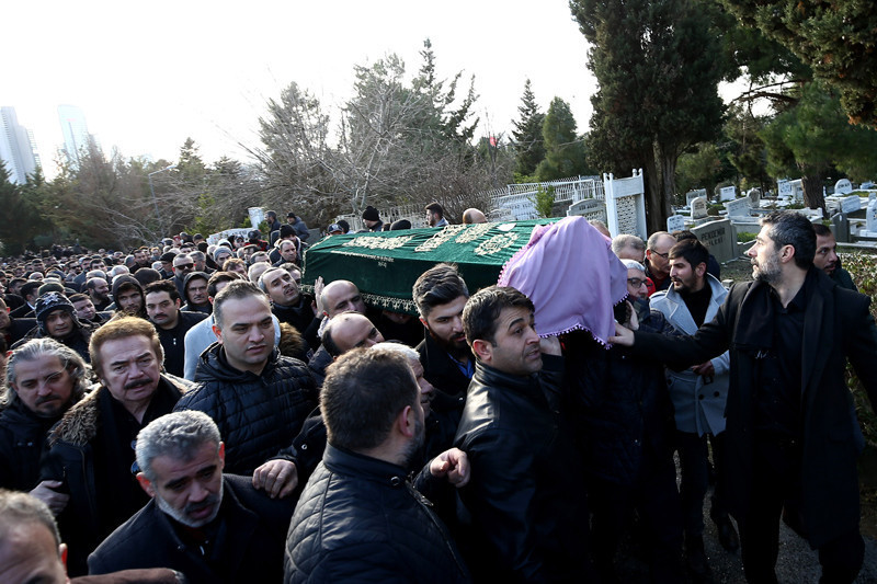 İbrahim Tatlıses annesinin cenaze töreninde yıkıldı! - Resim: 1
