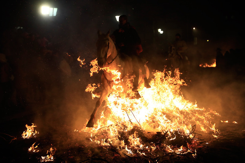 Kötü ruhlardan arınsınlar diye atları ateş üstünde yürüttüler - Resim: 4