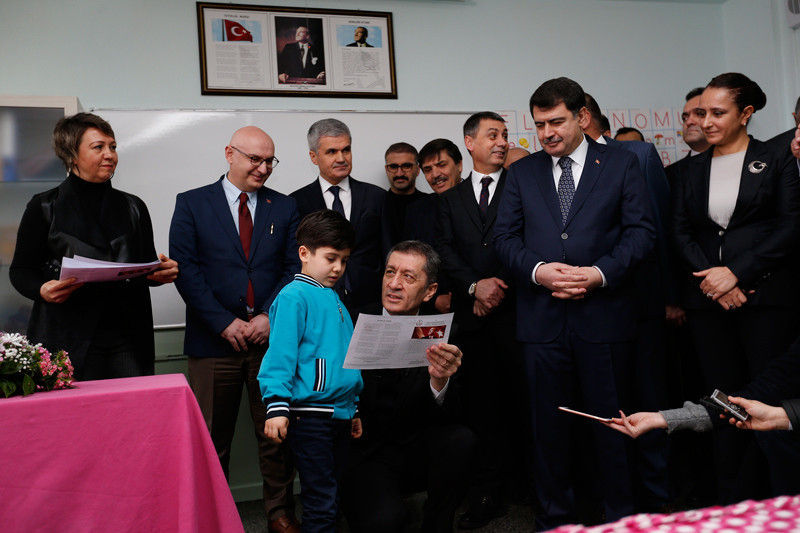 Milli Eğitim Bakanı Ziya Selçuk karne dağıttı sınıfta renkli anlar - Resim: 3