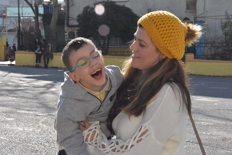 Oğlu için bütün gün okulda kalıyor teneffüslerde bile birlikteler - Resim: 4