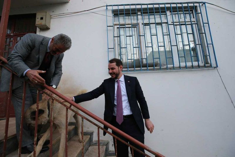 Berat Albayrak babası Sadık Albayrak'ın koluna girip mezarlığa gitti - Resim: 2