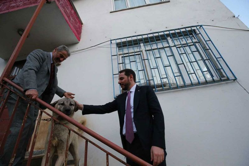 Berat Albayrak babası Sadık Albayrak'ın koluna girip mezarlığa gitti - Resim: 3