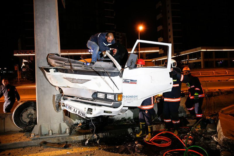 Ankara'da feci kaza hurdaya dönen kamyonda sıkışan sürücü böyle kurtarıldı - Resim: 2