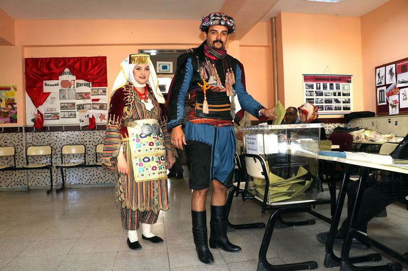 Efe kıyafeti ile oy kullandılar - Resim: 4