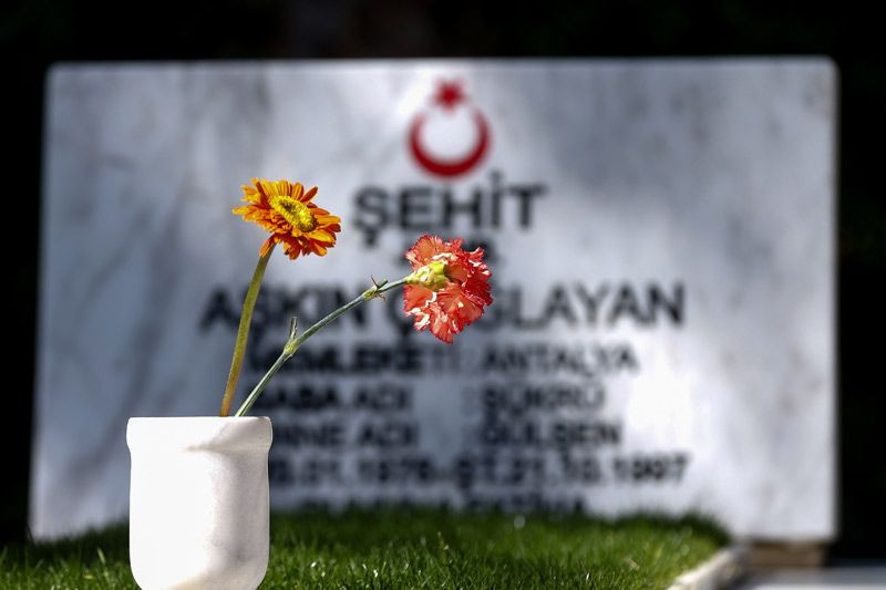 Antalya Emniyet müdürü Mehmet Ulucan şehit annesinin gözyaşlarını sildi - Resim: 1