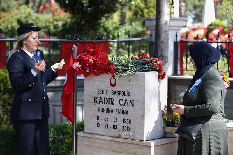 Antalya Emniyet müdürü Mehmet Ulucan şehit annesinin gözyaşlarını sildi - Resim: 2