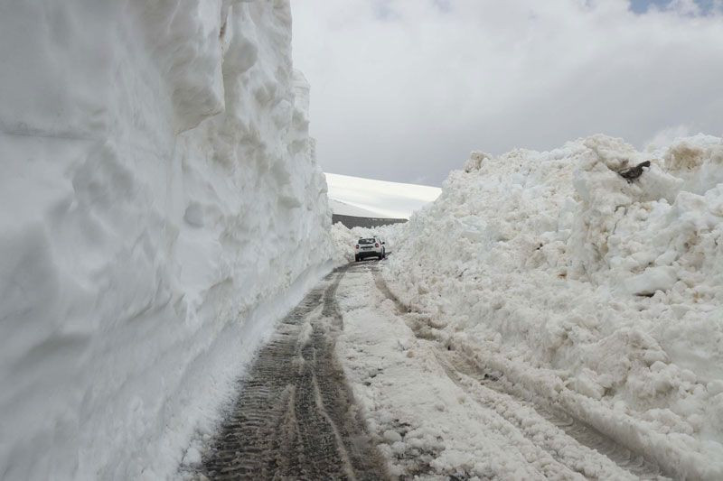 Kar kalınlığı 10 metreye ulaşan yolu açmak için serferber oldular - Resim: 4