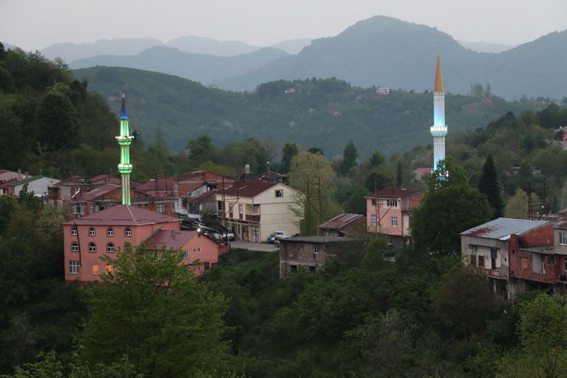 Bu mahallede oturanlar karşı tarafa geçip 1 dakika erken iftar açıyor - Resim: 3
