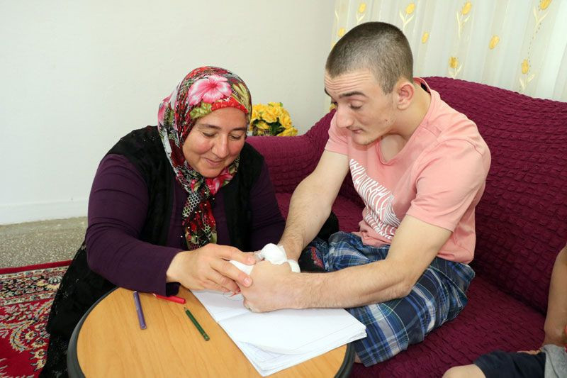 Parmaklarını yemesi engellenemiyor annenin oğlu için tek isteği var - Resim: 2