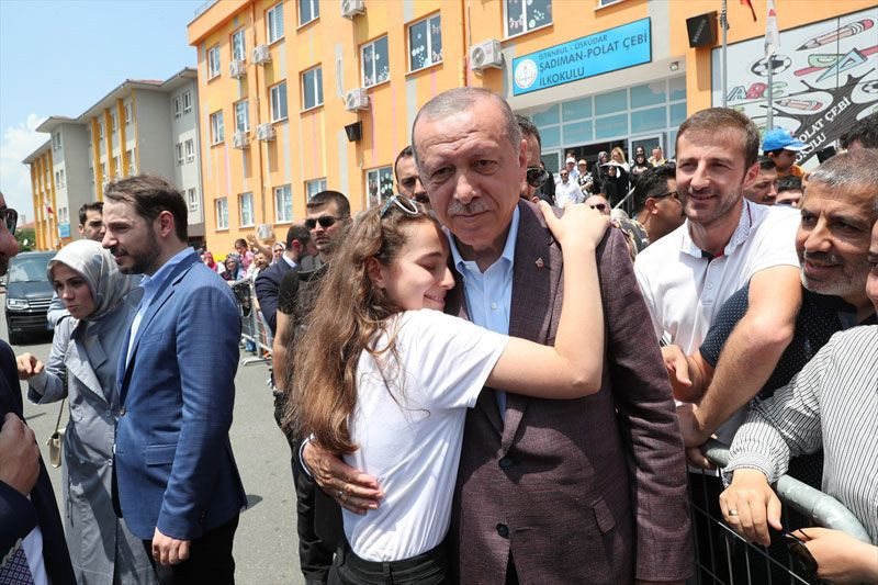 Cumhurbaşkanı Erdoğan'ın yanına kadar gelip gösterdi şaşırtan anlar - Resim: 2