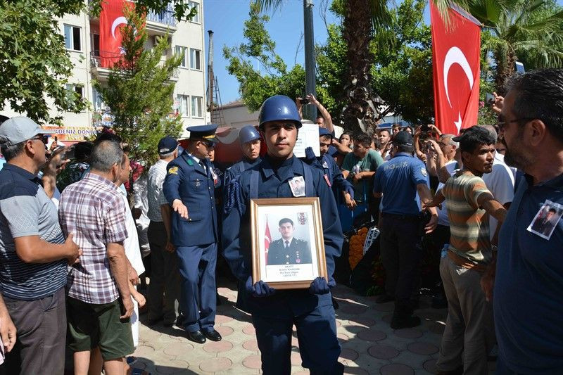 Şehit Üsteğmen gözyaşları arasında toprağa verildi - Resim: 1