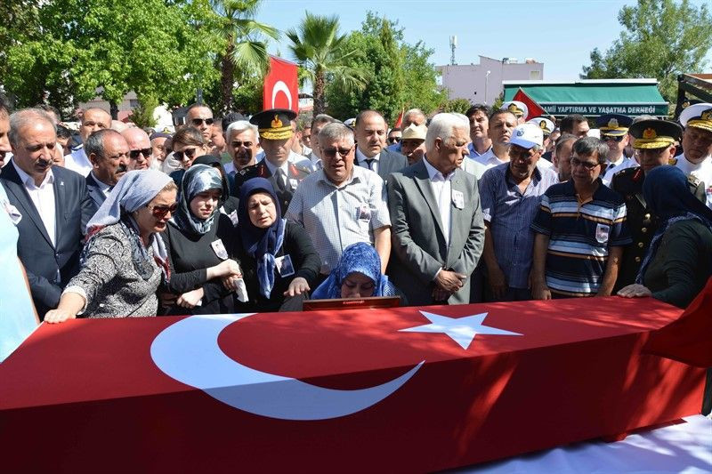 Şehit Üsteğmen gözyaşları arasında toprağa verildi - Resim: 2