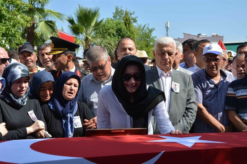 Şehit Üsteğmen gözyaşları arasında toprağa verildi - Resim: 3