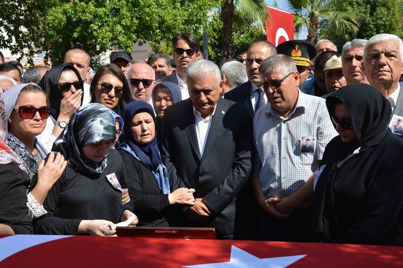 Şehit Üsteğmen gözyaşları arasında toprağa verildi - Resim: 4