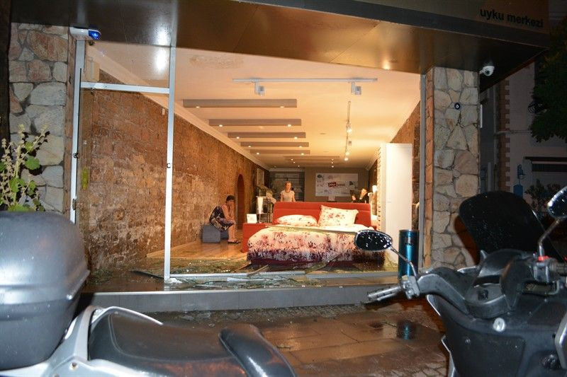 Balıkesir'de şehrin göbeğinde şiddetli hortum paniğe neden oldu - Resim: 2