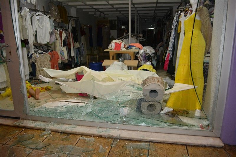 Balıkesir'de şehrin göbeğinde şiddetli hortum paniğe neden oldu - Resim: 4