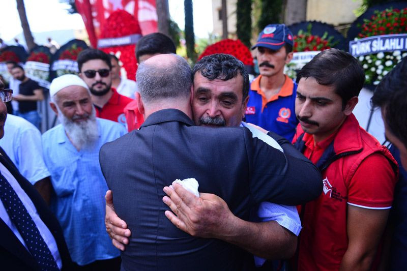 İki ilde şehit cenazeleri vardı şehit eşini asker selamıyla uğurladı - Resim: 3
