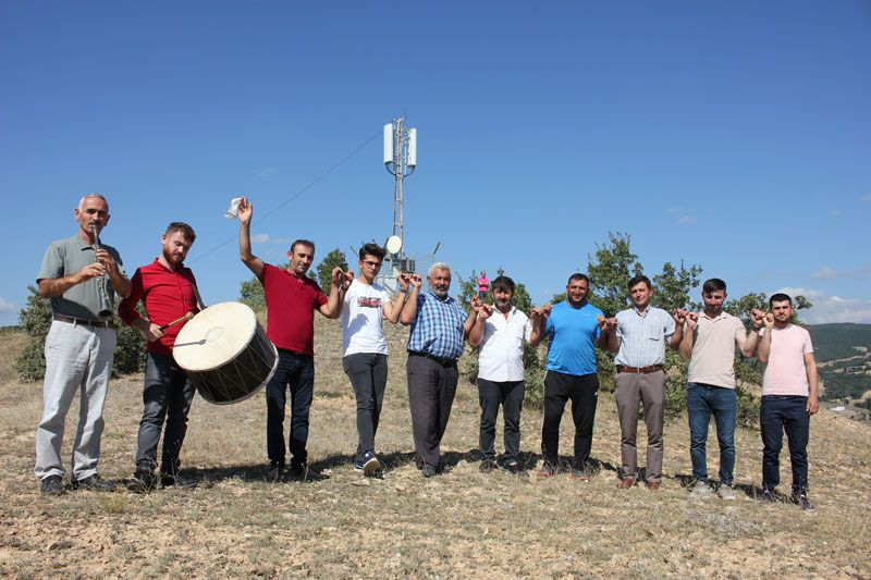 İnternete kavuşan köylüler davullu zurnalı kutlama yaptı - Resim: 1