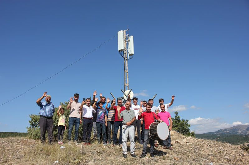 İnternete kavuşan köylüler davullu zurnalı kutlama yaptı - Resim: 2