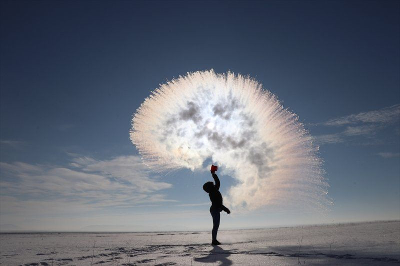 Hava sıcaklığının eksi 17 derece olduğu Kars'ta havaya serpilen kaynar su dondu! - Resim: 2