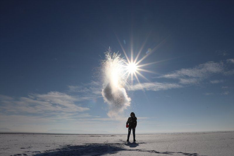 Hava sıcaklığının eksi 17 derece olduğu Kars'ta havaya serpilen kaynar su dondu! - Resim: 4