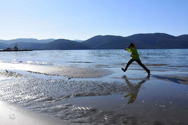 Muğla Akyaka sahilinde deniz suyu kıyıdan 30 metre çekildi - Resim: 1