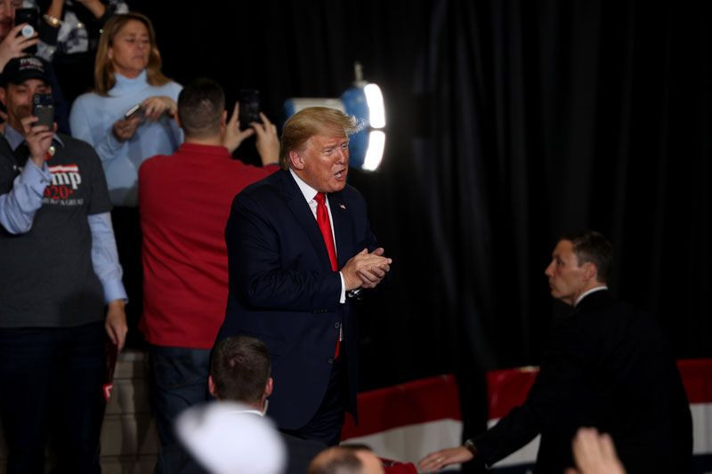 Donald Trump konuşurken Filistinliler ayakkabı fırlattı - Resim: 2