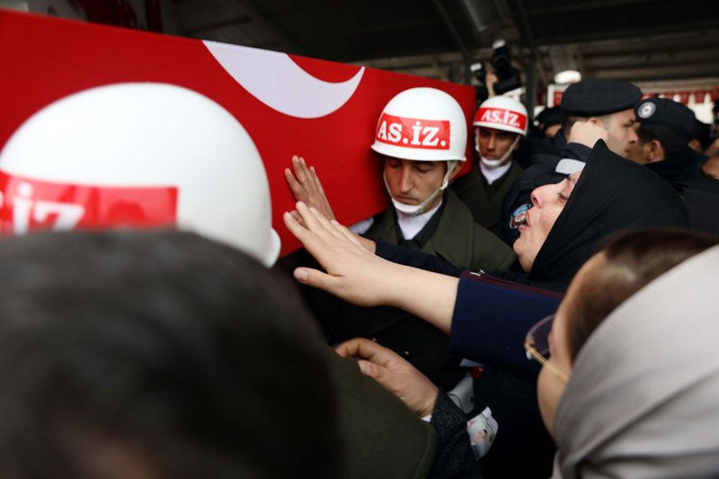 İdlib şehitleri Türkiye'yi ağlattı! Şehit cenazesinde CHP çelengi parçalandı - Resim: 4