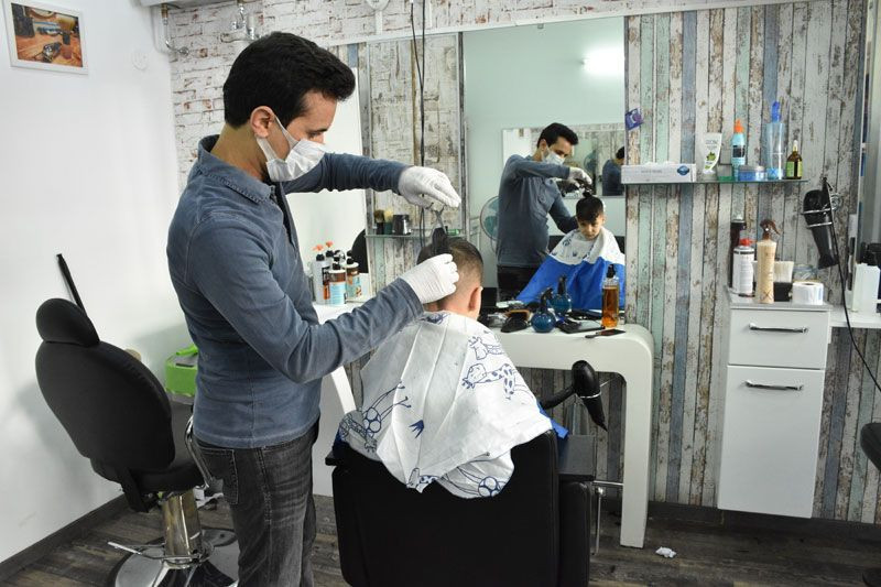 Avusturya’da Kovid-19 nedeniyle kapanan kuaför ve alışveriş merkezleri yeniden açıldı - Resim: 1