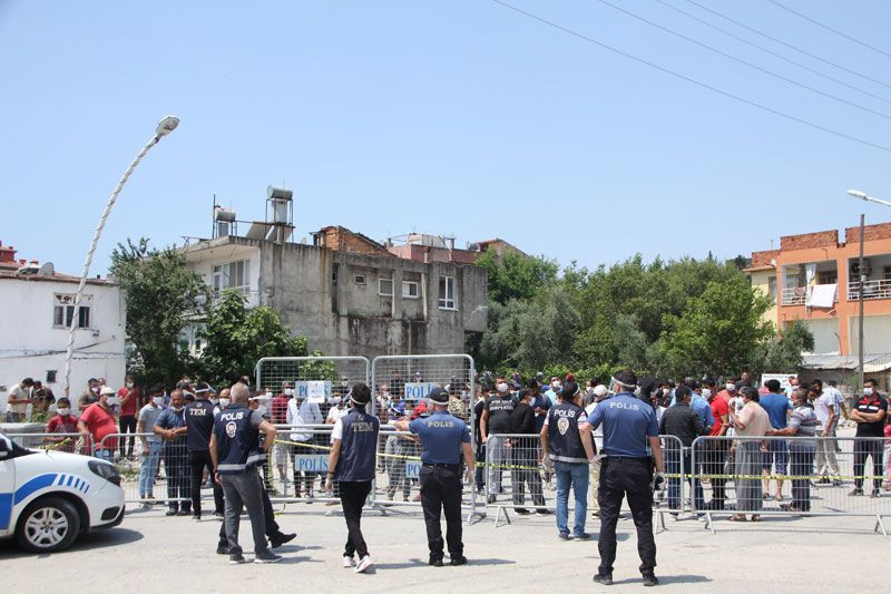 Antalya'da mahallede karantina gerilimi polise taş attılar - Resim: 1