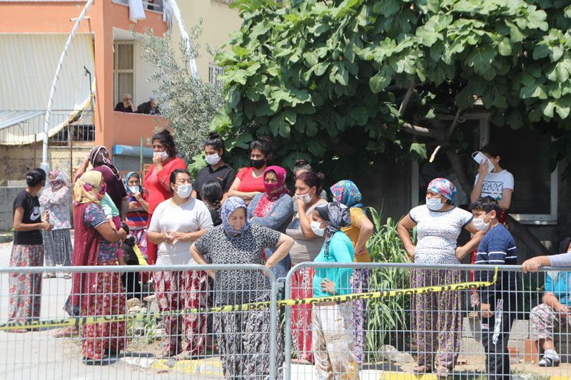 Antalya'da mahallede karantina gerilimi polise taş attılar - Resim: 3