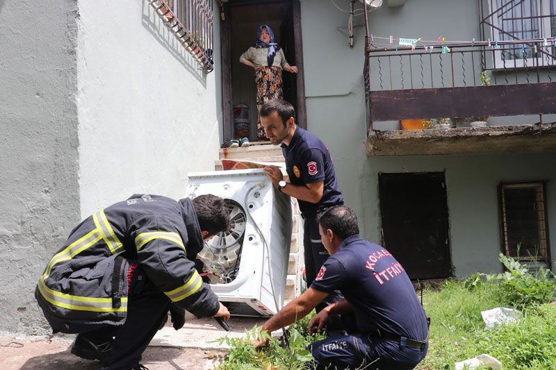 Kocaeli'de içine giren yılanı çıkarmak için çamaşır makinesini parçaladılar - Resim: 2