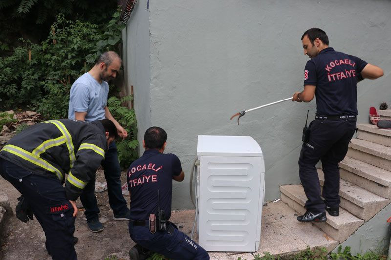 Kocaeli'de içine giren yılanı çıkarmak için çamaşır makinesini parçaladılar - Resim: 3